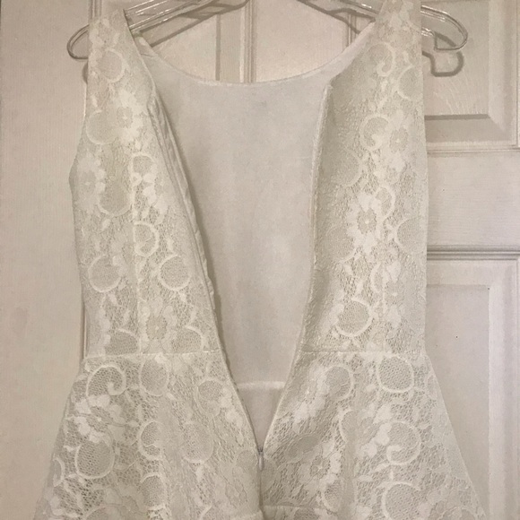 Beautiful white lace Dress - Picture 10 of 16